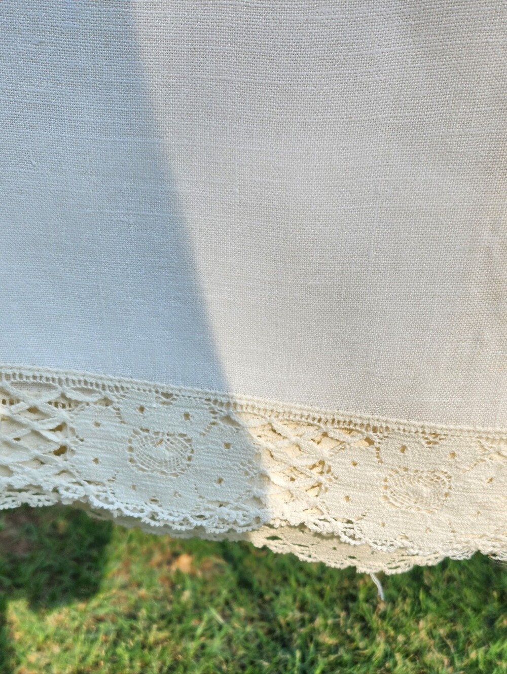 BROWN ROSE CROSSTITCH TABLECLOTH WITH CLUNY LACE - Picture 7 of 15